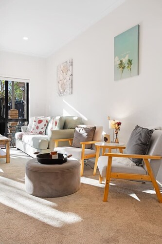 Sweet Sunshine Nest with Pool, Aircon and Parking