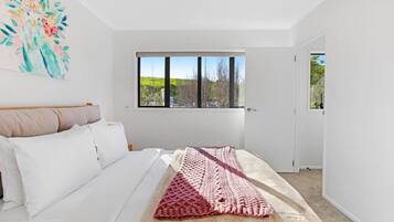 2 bedrooms, desk, iron/ironing board, WiFi