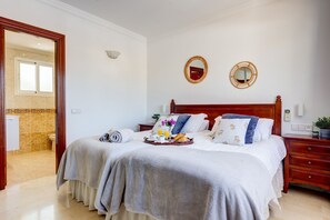 3 bedrooms, iron/ironing board, internet, bed sheets