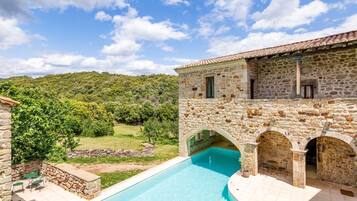 Een verwarmd zwembad