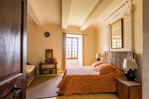 11 habitaciones, tabla de planchar con plancha, internet y ropa de cama 