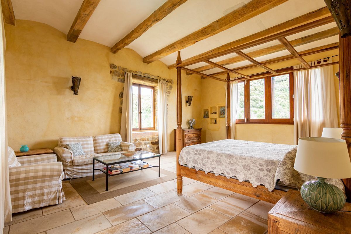 11 bedrooms, iron/ironing board, Internet, bed sheets