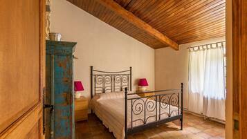 11 bedrooms, iron/ironing board, internet, bed sheets