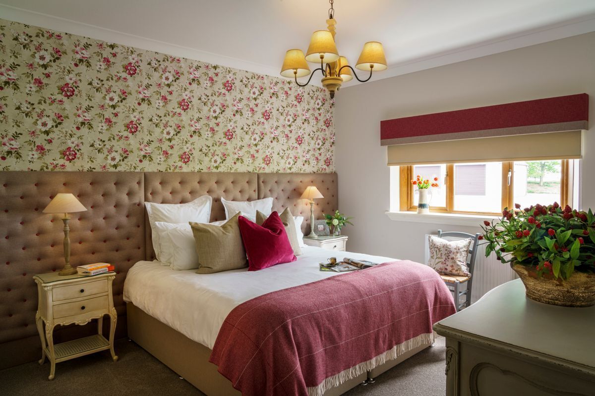 10 bedrooms, iron/ironing board, internet, bed sheets