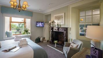 10 bedrooms, iron/ironing board, internet, bed sheets