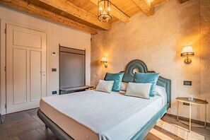2 bedrooms, iron/ironing board, internet, bed sheets