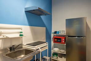 Kühlschrank, Mikrowelle, Herdplatte, Kochgeschirr/Geschirr/Besteck