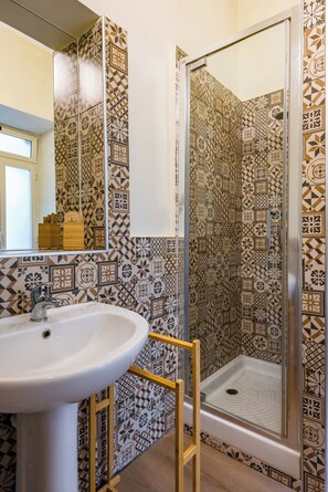 Shower, hair dryer, bidet, towels - Quartieri Spagnoli Experiences at Taverna Penta (Naples)