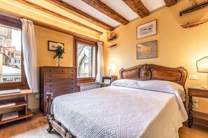 3 bedrooms, iron/ironing board, internet, bed sheets
