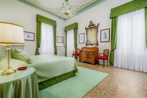 4 bedrooms, iron/ironing board, internet, bed sheets