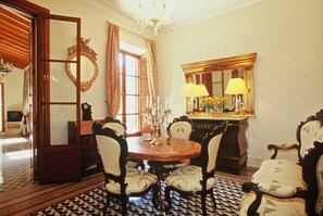Superior-Dreibettzimmer, Poolblick | Wohnbereich