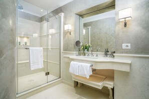 Secador de pelo y toallas