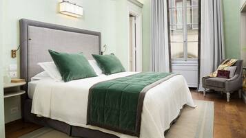 3 bedrooms, iron/ironing board, internet, bed sheets