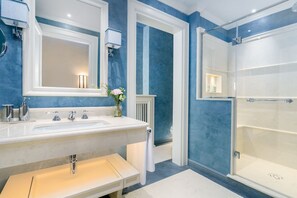 Secador de pelo, toallas