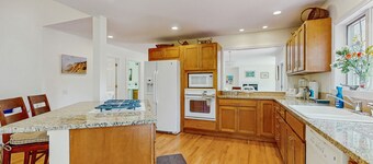 Private house with jetted tub, deck, grill, central AC and large yard