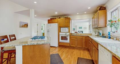 Private house with jetted tub, deck, grill, central AC and large yard