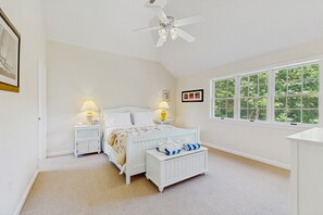 4 soverom, strykejern/-brett, internettilgang og sengetøy