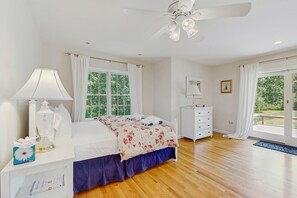 4 bedrooms, iron/ironing board, internet, bed sheets