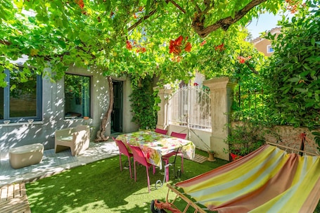 Restauration extérieure. Appartement "Côté Vigne" avec piscine partagée, terrasse privée et Wi-Fi