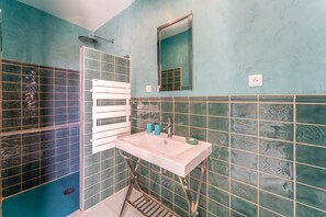 Douche, séchoir à cheveux, serviettes fournies