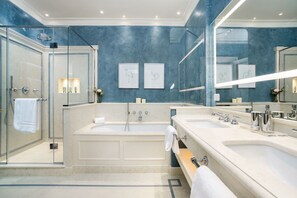 Sèche-cheveux, serviettes fournies