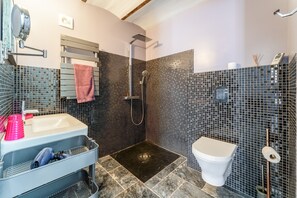 Shower, hair dryer, towels - Studio Apartment 'Avec Vue Piscine' with Shared Pool, Private Terrace and Wi-Fi (Rasteau)