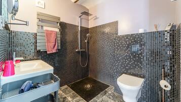 Bruser, hårtørrer, håndklæder