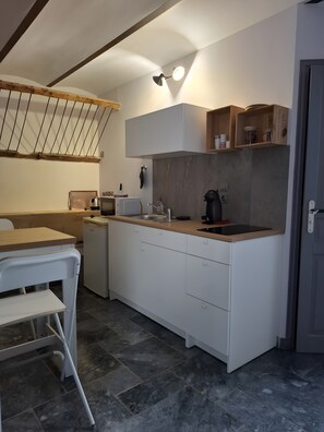 Een waterkoker, een kinderstoel