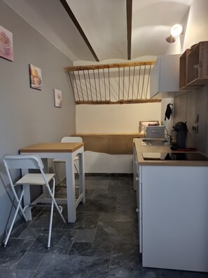 Fridge, microwave, stovetop, coffee/tea maker - Studio Apartment 'Avec Vue Piscine' with Shared Pool, Private Terrace and Wi-Fi (Rasteau)