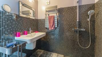 Dusche, Haartrockner, Handtücher