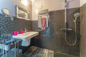 Ducha, secador de pelo y toallas