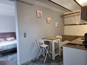 Interior - Studio Apartment 'Avec Vue Piscine' with Shared Pool, Private Terrace and Wi-Fi (Rasteau)