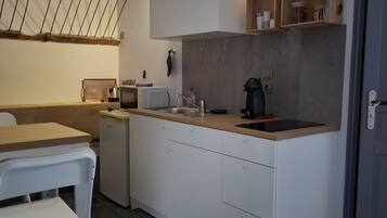 Frigorífic, microones, placa de cuina i cafetera i tetera