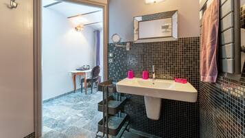 Dusj, hårføner og håndklær