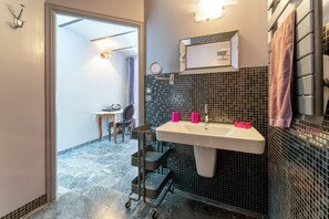 Een douche, een haardroger, handdoeken