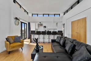 TV - Central Cardiff Penthouse - Private Rooftop (Cardiff)