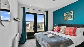 4 bedrooms, iron/ironing board, internet, bed sheets