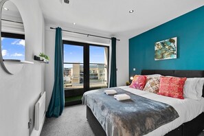 4 bedrooms, iron/ironing board, Internet, bed sheets - Central Cardiff Penthouse - Private Rooftop (Cardiff)