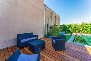 Terrace/patio - Guest House 'Double Supérieure' with Shared Pool, Private Terrace and Wi-Fi (Rasteau)