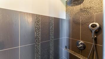 Doccia, asciugacapelli, asciugamani