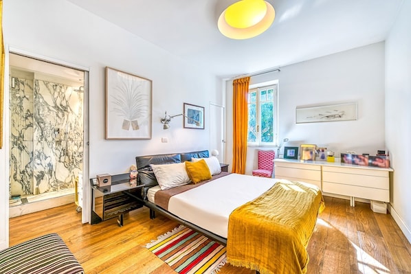 2 bedrooms, iron/ironing board, Internet, bed sheets
