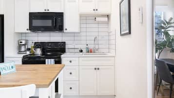 Frigorífico, microondas, horno y placa de cocina