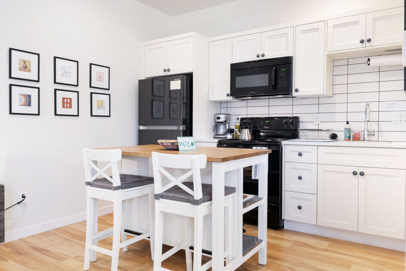 Kjøleskap, mikrobølgeovn, ovn og kokeplater