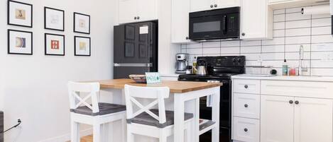 ثلاجة، ميكروويف، فرن، موقد طهي مسطح