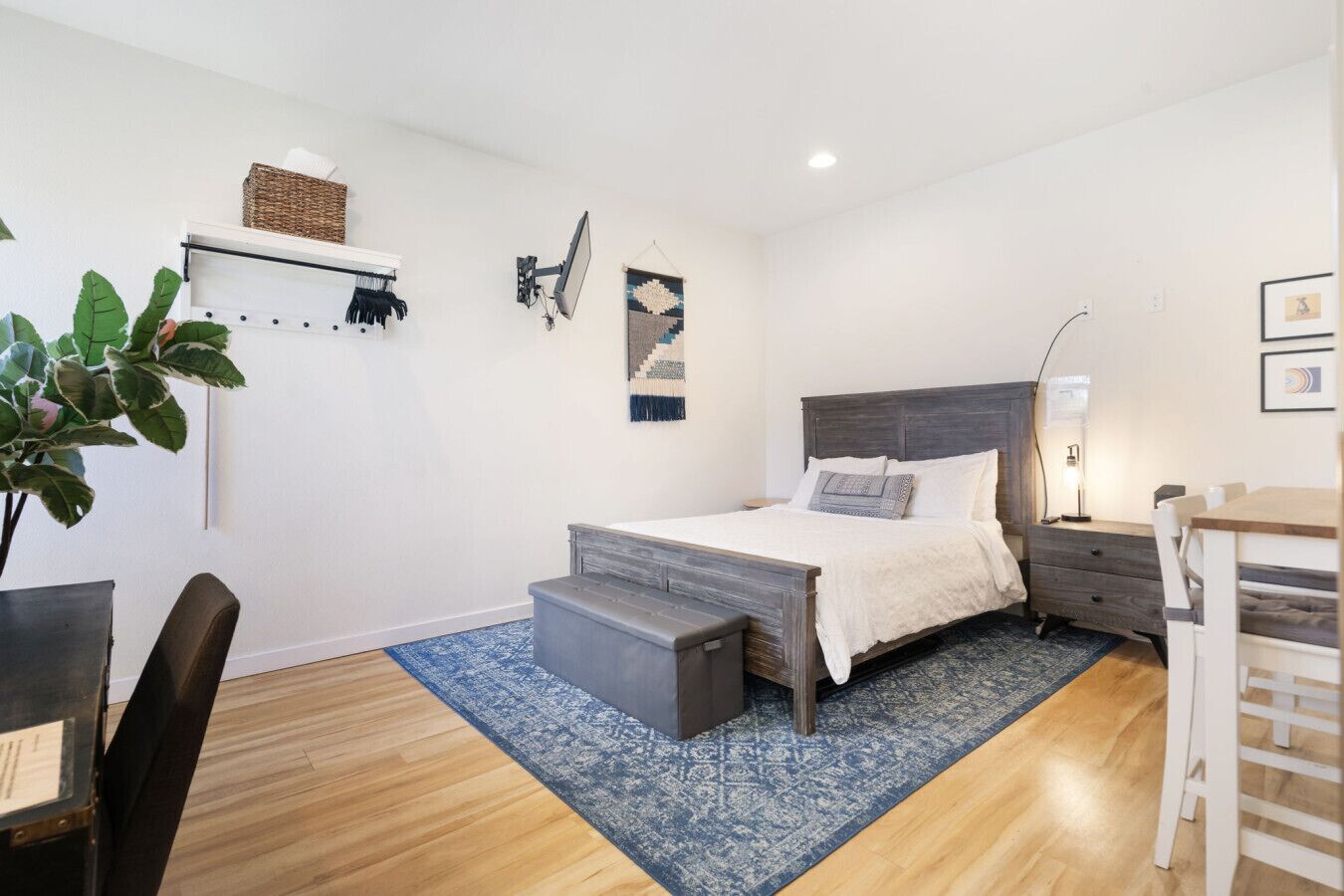 1 habitación, escritorio, tabla de planchar con plancha y wifi 