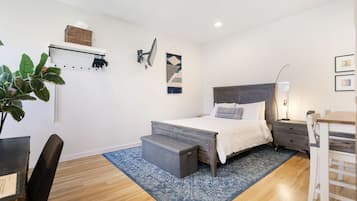 Desk, iron/ironing board, WiFi, bed sheets