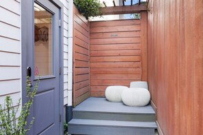 Exterior detail - Modern Guest Studio in Portland’s Vibrant Boise District (Portland)