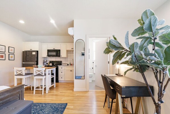 Fridge, microwave, oven, stovetop - Modern Guest Studio in Portland’s Vibrant Boise District (Portland)