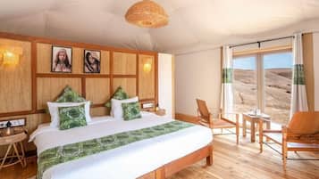 1 quarto, ferros/tábuas de passar roupa, roupa de cama