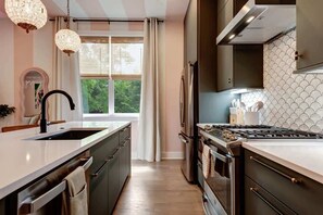 Refrigerador, microondas, horno, placa de cocina